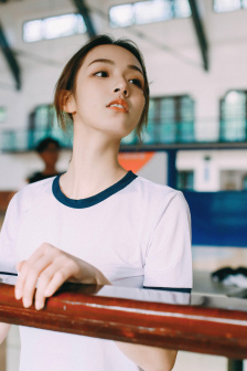 按着女儿的头给他吃